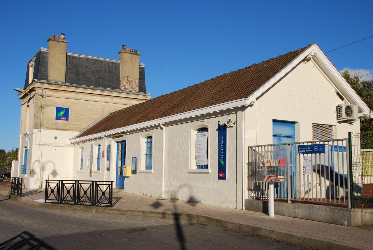 Hotel Dg Méry-sur-Oise Exterior photo